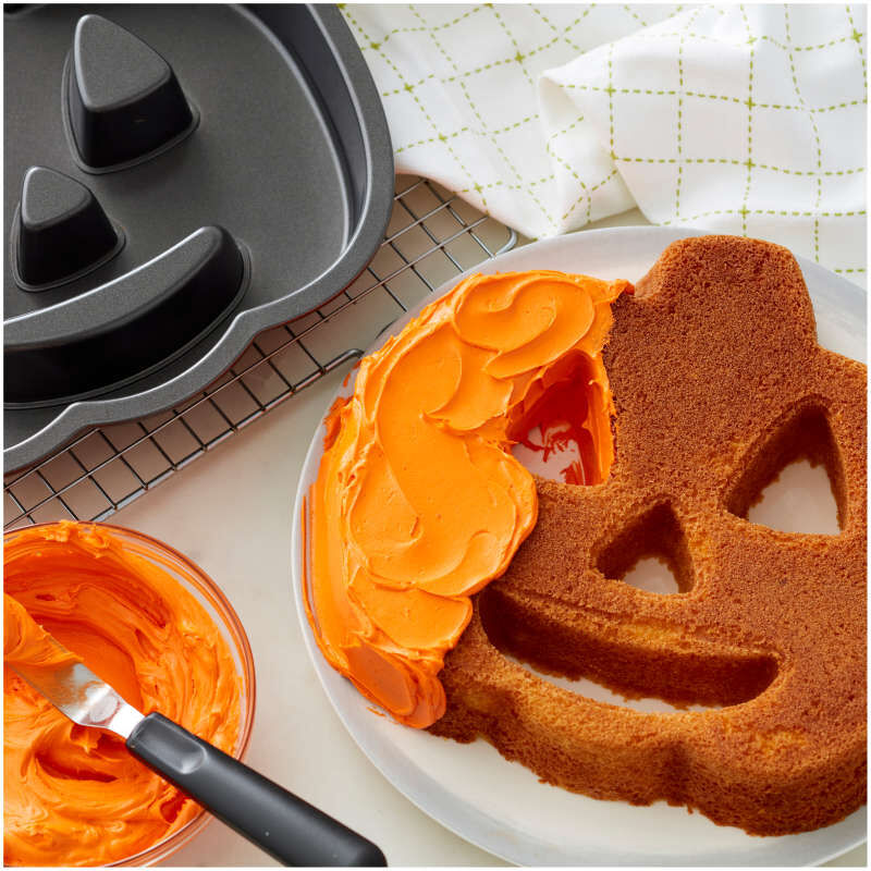 Halloween Non-Stick Pumpkin-Shaped Cake Pan, 11 x 10-Inch image number 3